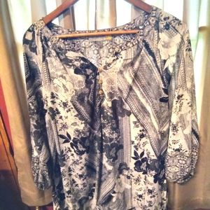 Figueroa and Flower boho tunic with v-neck and puff sleeves.